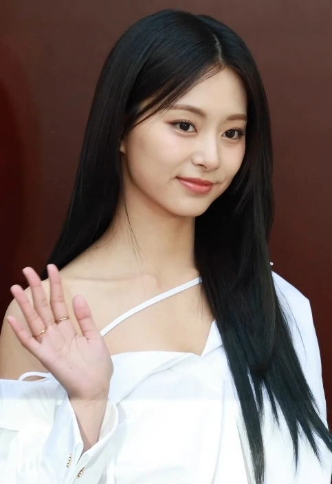 Tzuyu (TWICE)